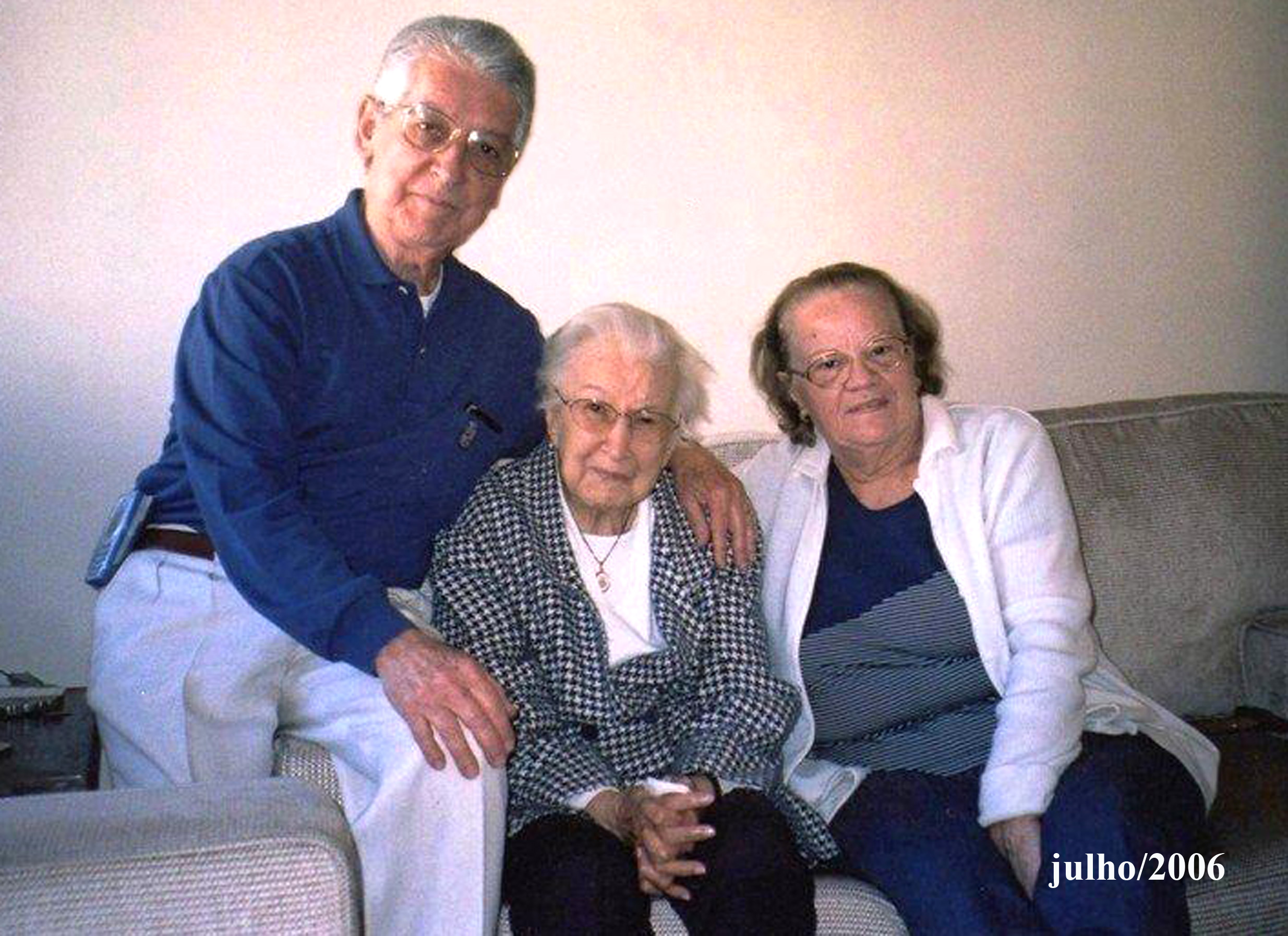 Uma das últimas fotos de D. Nancy com o Casal Nacional Cleide e Valentim (2006)